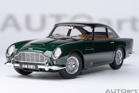 Aston Martin DB5 ( british racing green)